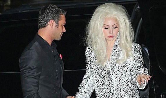 Лэди Гага найз залуугаа байдалд оруулжээ